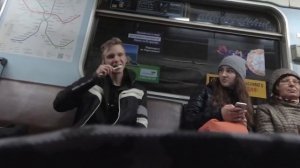 Kissing prank: Пикап Хочу Поцеловать Девушку В Метро | Пранк Поцелуй Над Девушкой