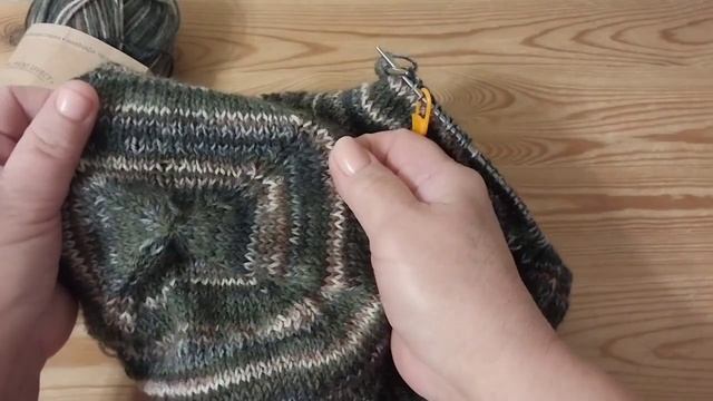 Продолжаю вязать двойные шапки из носочной пряжи!Трет
