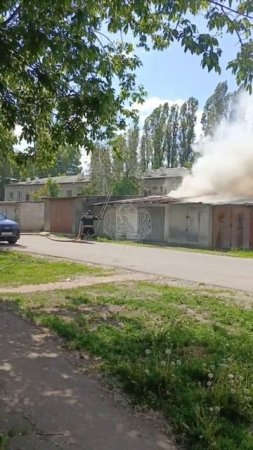 ГОРИТ ГАРАЖ: по улице Революции 1905 года пожарные пытаются потушить огонь в гараже.
