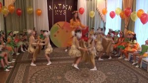 Девочки танцуют с Осенью🍁 Прекрасный Осенний вальс/ ?