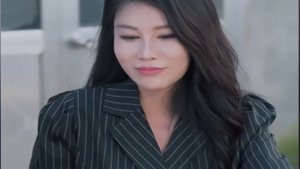 30-летний курьер находит красивую девушку после странн