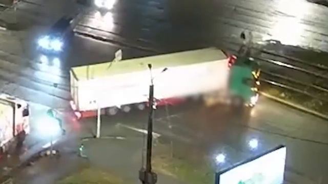 Фура снесла даму и вовремя тормознула. Real video