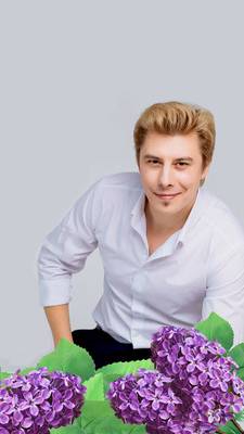"Белая сирень. Как поёт Душа!" 
слова и музыка Алексей Инвентаров.
 Исполняет Денис Яковлев