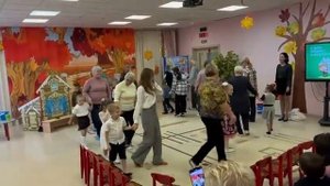 Коммуникативный танец с бабушками