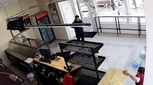 Пырнул ножом