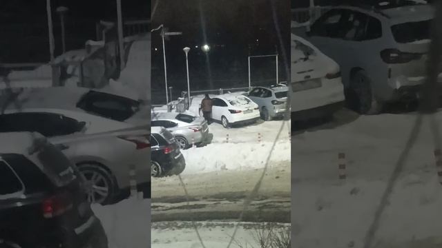 Дворник разбушевался! Бьёт машины! 14.01.2024. смотреть онлайн