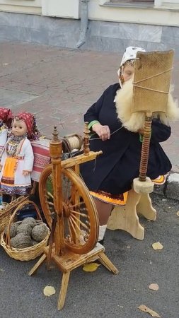 А вот так вот работают на русской прялке татарские бабушки. #деревенскийбыт #ремесла #shorts #short