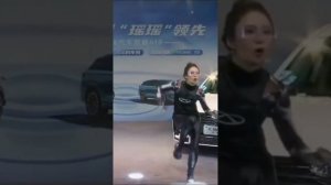 Девушка робот  презентации китайского авто в Пекине