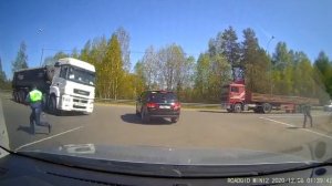 Фура раздавила легковой автомобиль