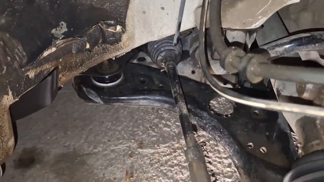 Стук при изношенной втулке в рулевой рейке Skoda Rapid смотреть онлайн