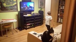 Ребёнок танцует под  Thriller Майкла Джексона