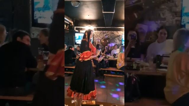 ЦЫГАНСКИЕ ТАНЦЫ в рок-баре. Танцует С. Кузнецова. ШКО?