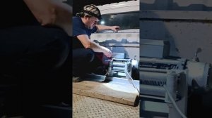 12-ти вольтовая лебедка Electric Winch подключена на 24 вольта.