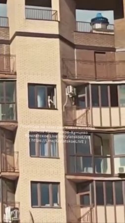 Сосед спас ребёнка, который без присмотра родителей залез на окно и чуть не выпал