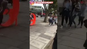 Змея пугает людей.Прикол.