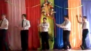 парни прикольно танцуют ))))