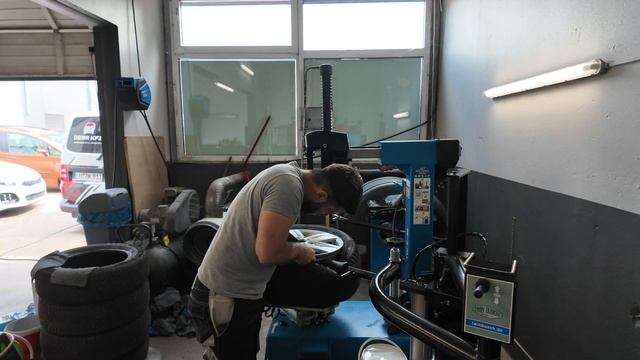 будни автоключника 21 / замена ниппеля / Ferrari california Immo Aute смотреть онлайн