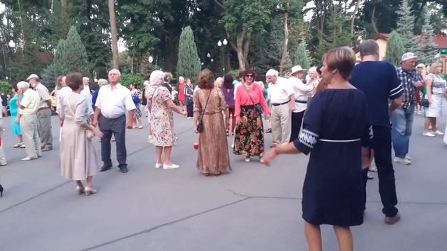 ТИ КАЗАЛА В ПОНЕДІЛОК! ТАНЦЫ В ПАРКЕ ГОРЬКОГО ХАРЬКОВ ? смотреть онлайн