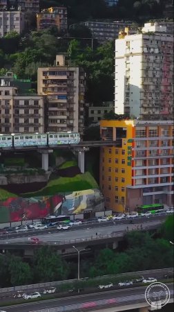 Железная дорога, проходящая сквозь жилой дом. Чунцин, Китай.
