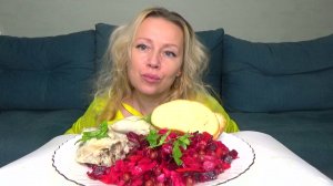 Мукбанг салат  винегрет ,кура ноги. еда на камеру.