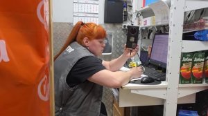 ПРОДАВЕЦ ПОД ЗАПРЕЩЕННЫМИ ВЕЩЕСТВАМИ НАПАЛА И ОГРАБИ?