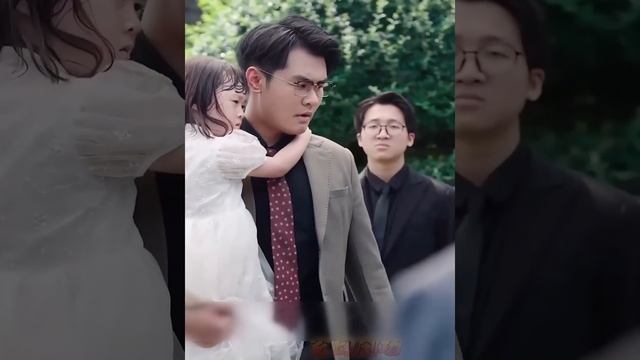 Генеральный директор маскируется под уборщика, чтобы смотреть онлайн