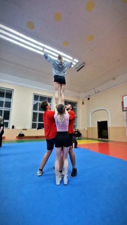 тренировки в спорт зале чирлидинг