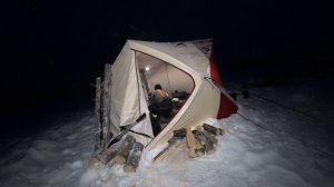 ЗИМА, ТАЙГА И МНОГО СНЕГА! ЖИВЁМ НА ЛЬДУ В ПАЛАТКЕ, КАК ДОМА \ РЫБАЛКА НА ЖЕРЛИЦЫ, УСПЕХ НАПАРНИКА!