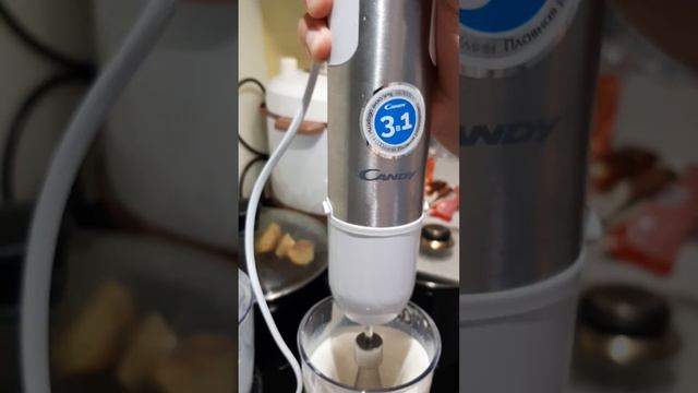 Банан с мороженым взбиваем,переливаем в стакан,добавл смотреть онлайн