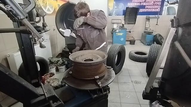 Шиномонтаж колеса с камерой
