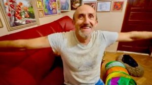 Люська все порвала, все раскидала, влада укусила, но он все равно закрывает ее