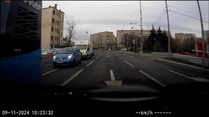 Поворот налево не со своей полосы.Опасный автобус.