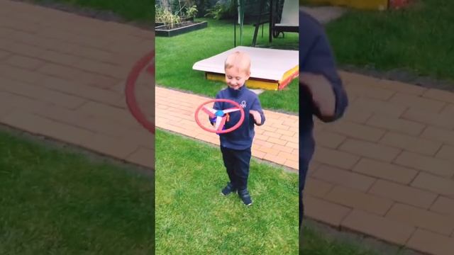 Пускаем летающую тарелку. смотреть онлайн