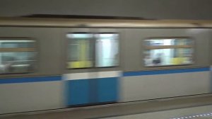 Прибытие и отбытие поезда на станцию метро Строгино в