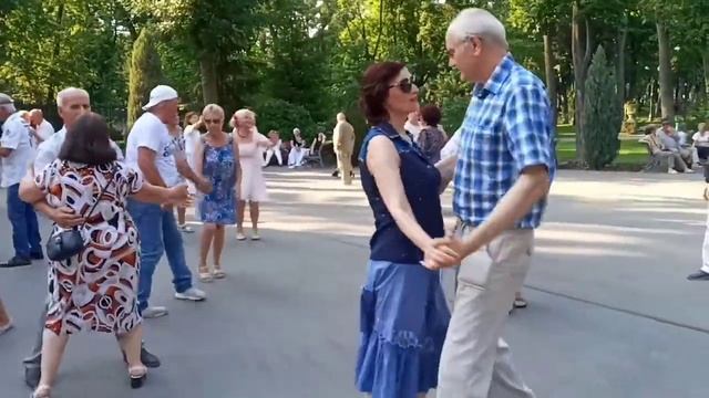 Осенние листья!!!💃🌹Танцы в парке Горького!!! 💃🌹Харь смотреть онлайн