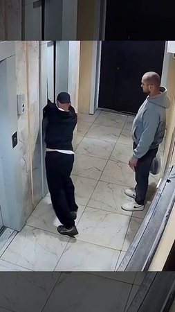 ЗАСТРЯЛИ В ЛИФТЕ: молодые люди застряли в лифте в ЖК "Озерки". Выбираться пришлось через щель.