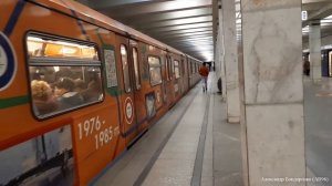 [Ретро-метро]: Поезд "80 лет в ритме столицы" на ст. "Акаде