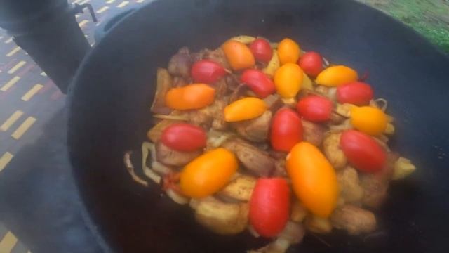 2 ВКУСНЕЙШИХ ОСЕННИХ БЛЮДА НА САДЖЕ И В КАЗАНЕ смотреть онлайн