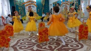 Жапырақтар биі күзге. Листья танец на осень