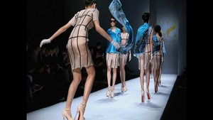 Падения моделей на подиуме на показах мод