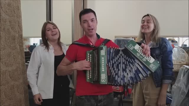 Прячет ягодиночка глаза... Ансамбль Калина! Russian folk songs. смотреть онлайн