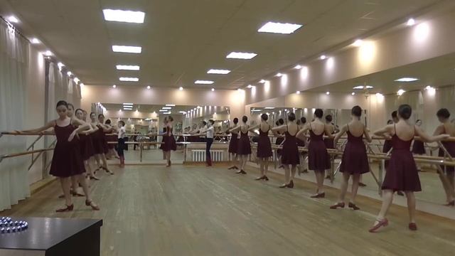 Народный танец - Battement Tendu в характере белорусского тан