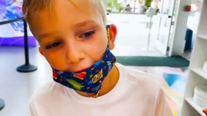 Влад и Никита Влад и Никита играют в музее иллюзий вместе с мамой