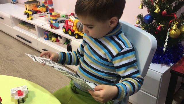 Лео распаковывает и собирает трансформер Джетт из мул смотреть онлайн