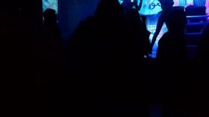 Красивая обнаженная девушка танцует на сцене.