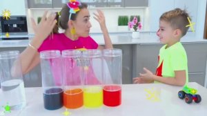 Влад и Ники играют с игрушечными машинками и сбегают от тираннозавра! Весёлое видео для детей.