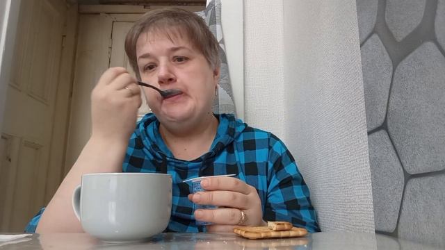 завтракаю/ мы не жили плохо в 90е/ стоит ли заводить той смотреть онлайн