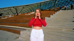 Поли танцует под музыку папа