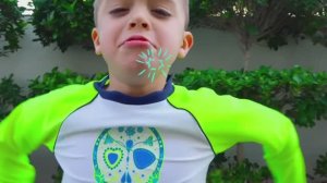 Влад и Ники играют с водными игрушками и хотят пойти в аквапарк! Видео для детей.