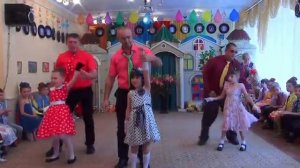 СОВМЕСТНЫЙ ТАНЕЦ РОДИТЕЛЕЙ И ДЕТЕЙ НА ВЫПУСКНОМ ПРАЗД